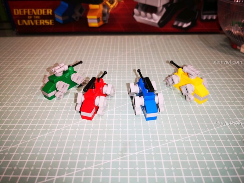 Góc nhìn khác của bốn sư tử máy từ bộ đồ chơi mô hình Robot Voltron.