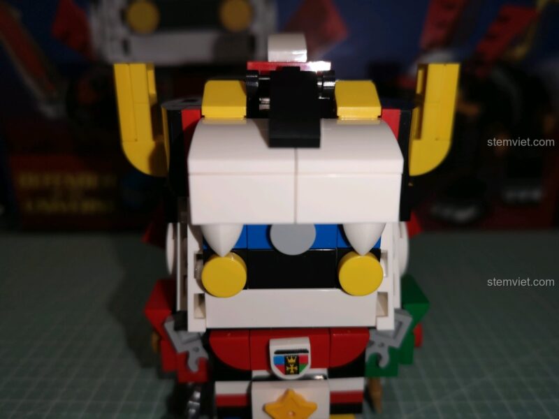 Chi tiết phần ngực của Voltron với huy hiệu đặc trưng.