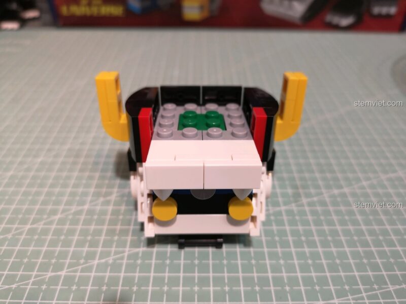 Gắn thêm các chi tiết nhỏ để hoàn thiện khuôn mặt Voltron.