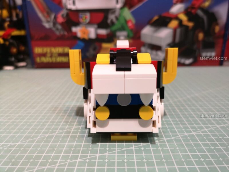 Đầu Voltron BrickHeadz đã hoàn thành, sẵn sàng gắn vào thân.