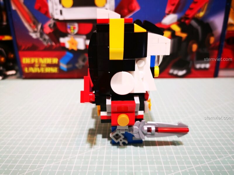 Góc nhìn bên trái của mô hình Voltron, tay cầm kiếm.