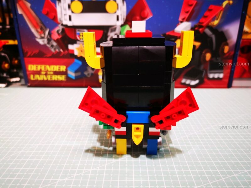 Mặt sau của mô hình Voltron hoàn chỉnh, với chi tiết đôi cánh đỏ.