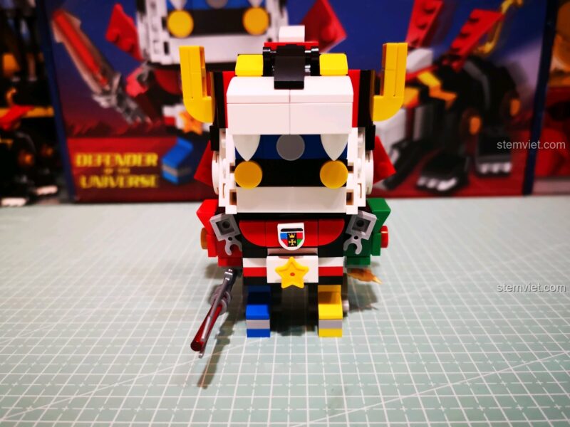 Mô hình Voltron BrickHeadz hoàn chỉnh nhìn từ phía trước.
