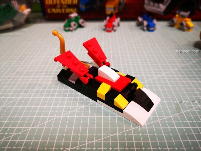 Gắn thêm đôi cánh màu đỏ vào lưng sư tử đen, tạo điểm nhấn cho Robot Voltron.