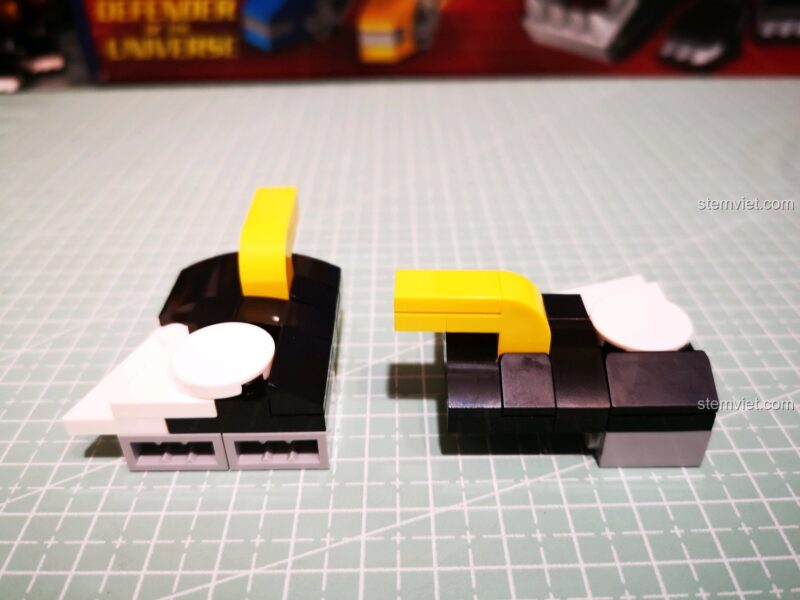 Gắn thêm các chi tiết màu vàng và trắng cho đầu Voltron.