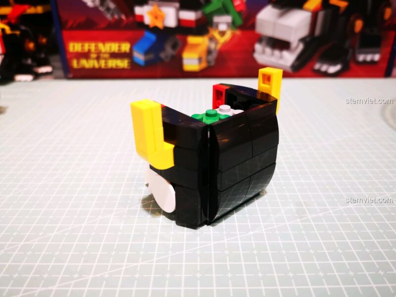 Phần đầu Voltron gần hoàn chỉnh với các chi tiết sừng vàng.