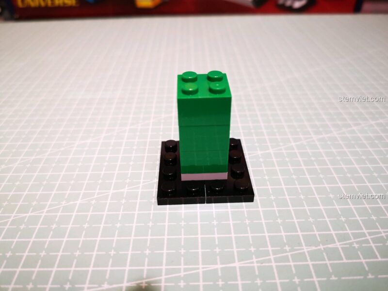 Lắp ráp phần đế cho mô hình Voltron.