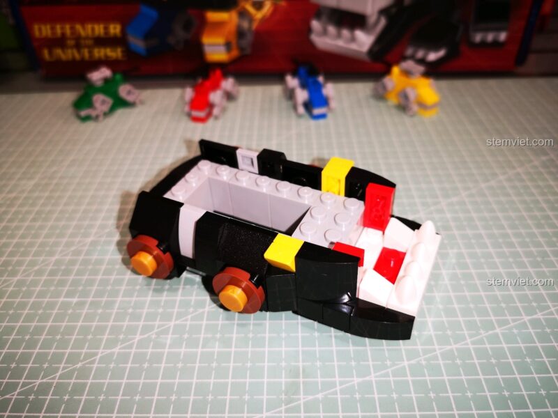 Hoàn thiện phần thân và hàm của sư tử đen, trung tâm của Người Bảo Vệ Vũ Trụ Voltron.