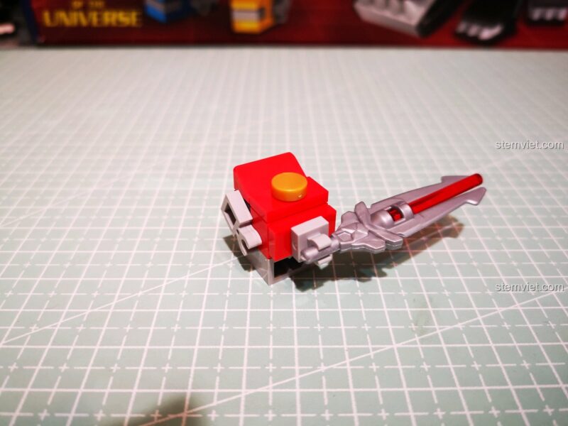 Lắp ráp cánh tay đỏ của Voltron, tay cầm kiếm.