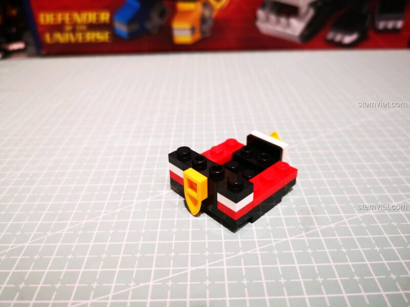 Chi tiết phần eo của Voltron với ngôi sao vàng đặc trưng.