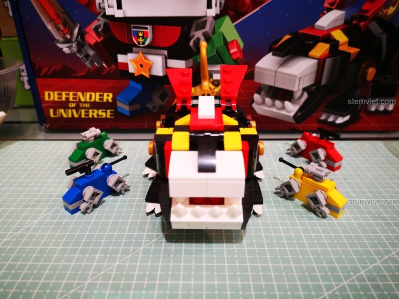 Năm sư tử máy của Voltron, sẵn sàng hợp thể thành Người Bảo Vệ Vũ Trụ.