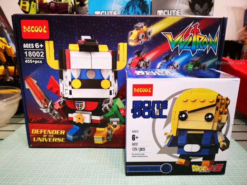 So sánh kích thước hộp đồ chơi mô hình Robot Voltron 18002 với một hộp BrickHeadz khác.