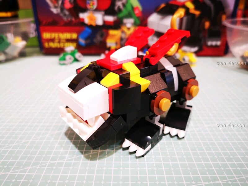 Mô hình sư tử đen từ bộ Decool 18002 với thiết kế BrickHeadz độc đáo.