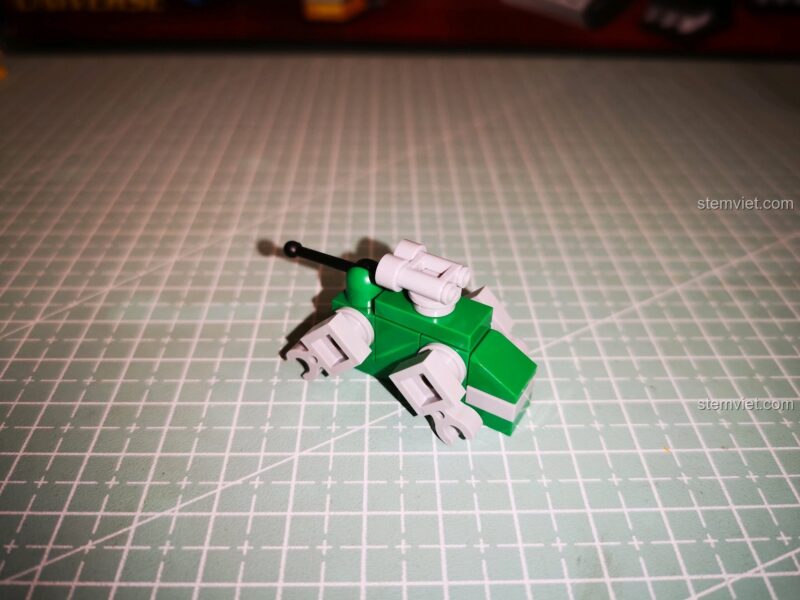 Mô hình sư tử xanh lá mini từ bộ Decool 18002 Voltron, một món đồ chơi lắp ráp sáng tạo.