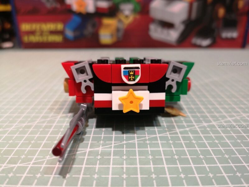 Phần thân trên của Voltron với hai tay đã được gắn.