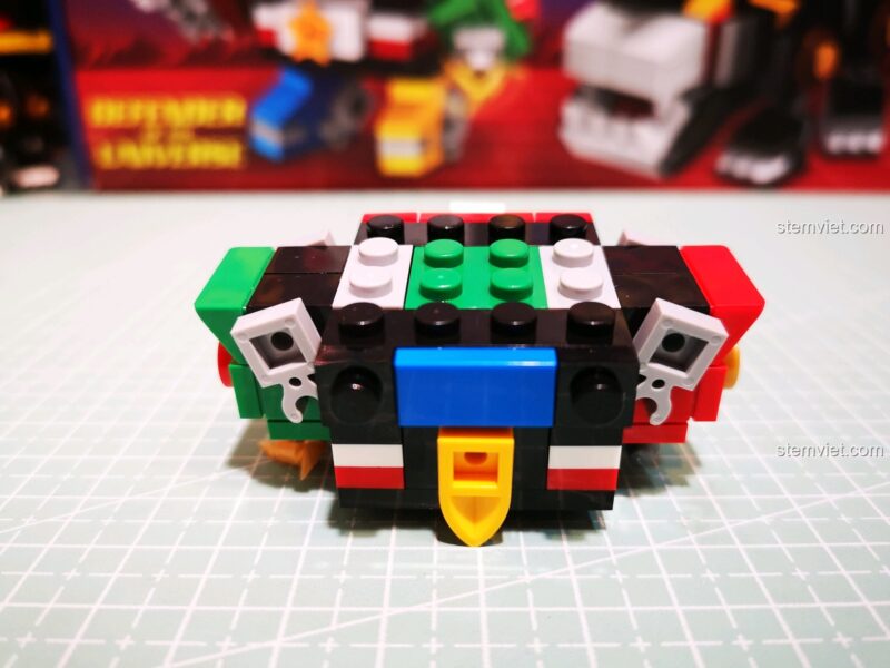 Mặt sau phần thân trên của Voltron BrickHeadz.