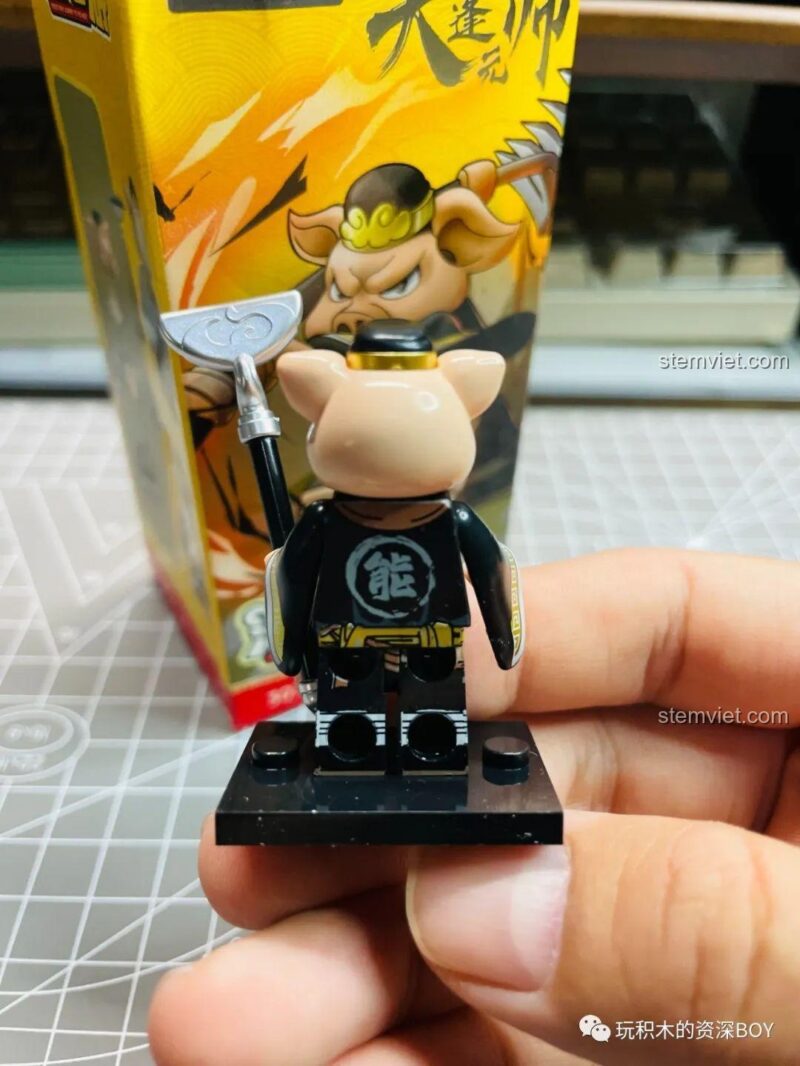 Mặt sau của minifigure Trư Ngộ Năng Decool với chữ 'Năng' được in sắc nét, một món đồ chơi chất lượng cao.