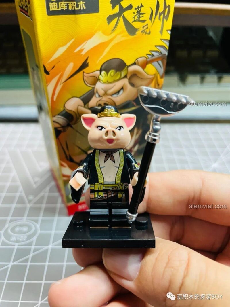 Ảnh review thực tế minifigure Thiên Bồng Nguyên Soái 30302 trên tay, thể hiện kích thước và chi tiết của sản phẩm.
