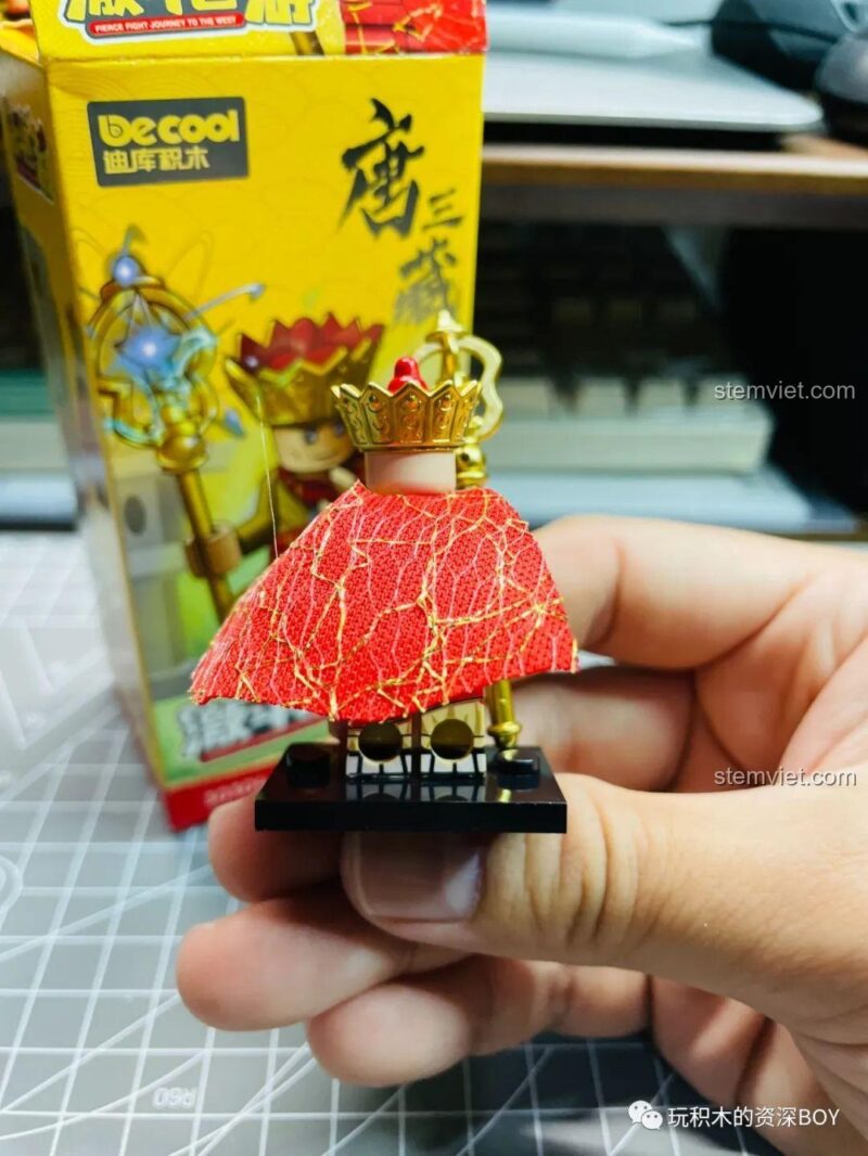 Ảnh review thực tế các chi tiết và phụ kiện đi kèm của minifigure Đường Tăng Decool 30304.