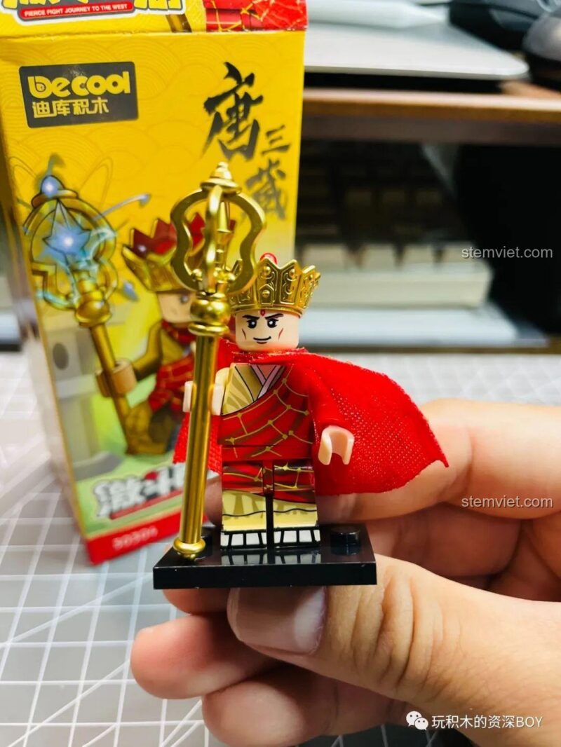 Ảnh so sánh các nhân vật trong bộ sưu tập minifigure Tây Du Ký Tranh Đấu của Decool, bao gồm Đường Tăng 30304.