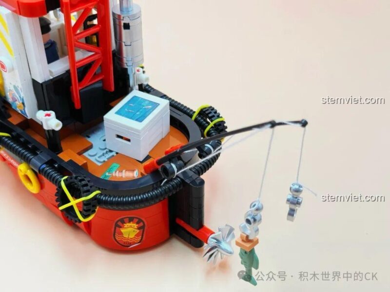 Chi tiết cần câu và cá được treo trên thuyền trong bộ lắp ráp Thuyền câu cá trên biển 3909.