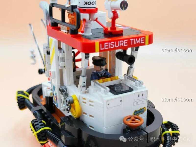 Chi tiết cabin lái của mô hình Thuyền câu cá Decool 3909 với minifigure thuyền trưởng đang điều khiển.
