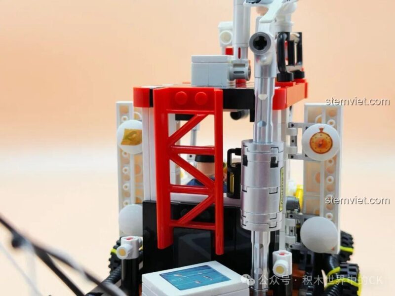 Minifigure đang đứng trên tầng 2 của tàu câu cá Decool 3909, thể hiện không gian chơi đa dạng.