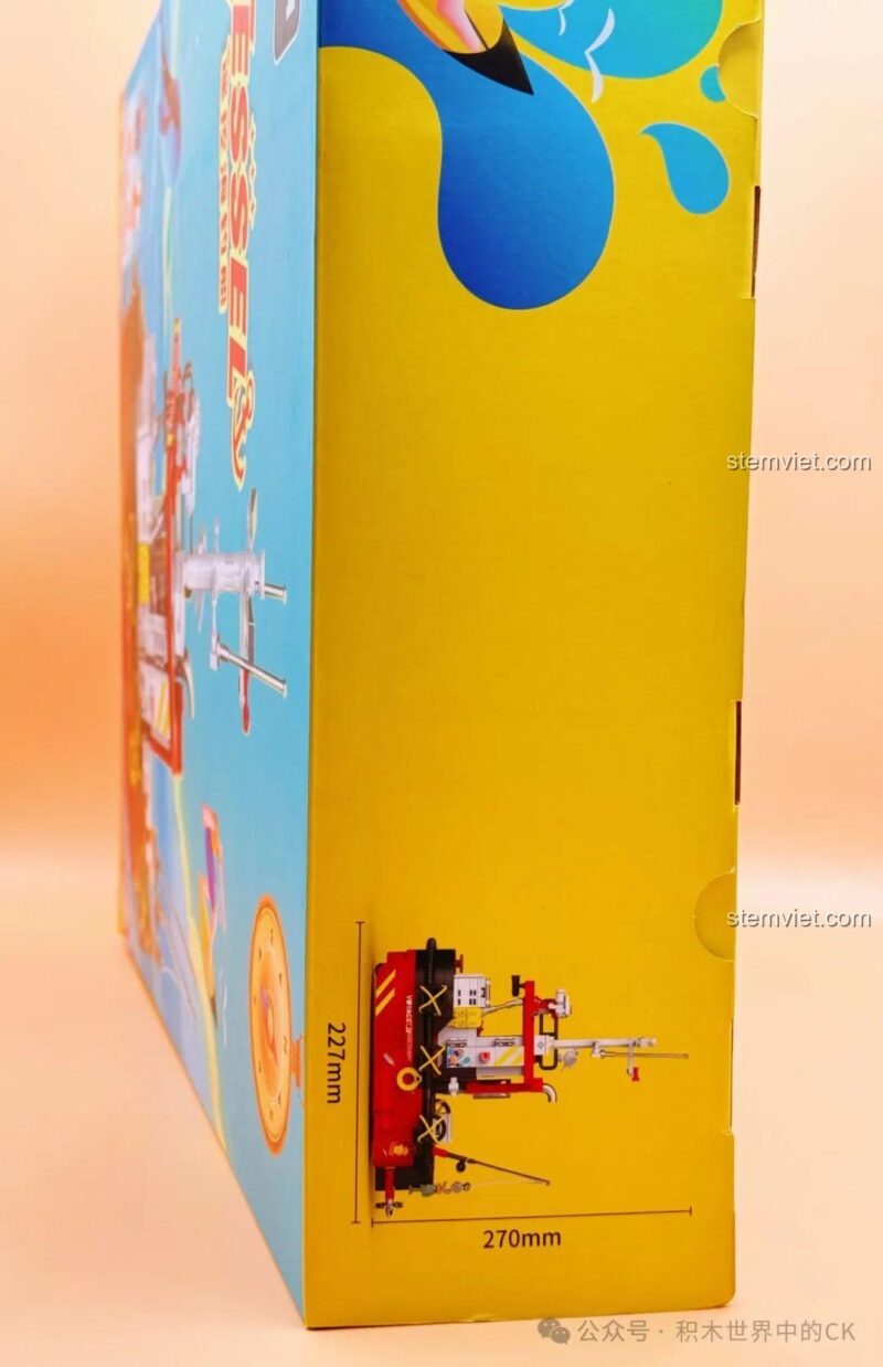 Ảnh chụp cạnh hộp bộ lắp ráp Thuyền câu cá Decool 3909 thể hiện kích thước thực tế của mô hình.