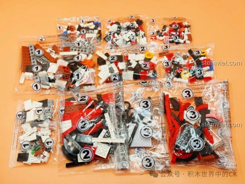 Các túi đựng mảnh ghép được đánh số của bộ lắp ráp Tàu đánh cá Decool, giúp quá trình lắp ráp dễ dàng hơn.