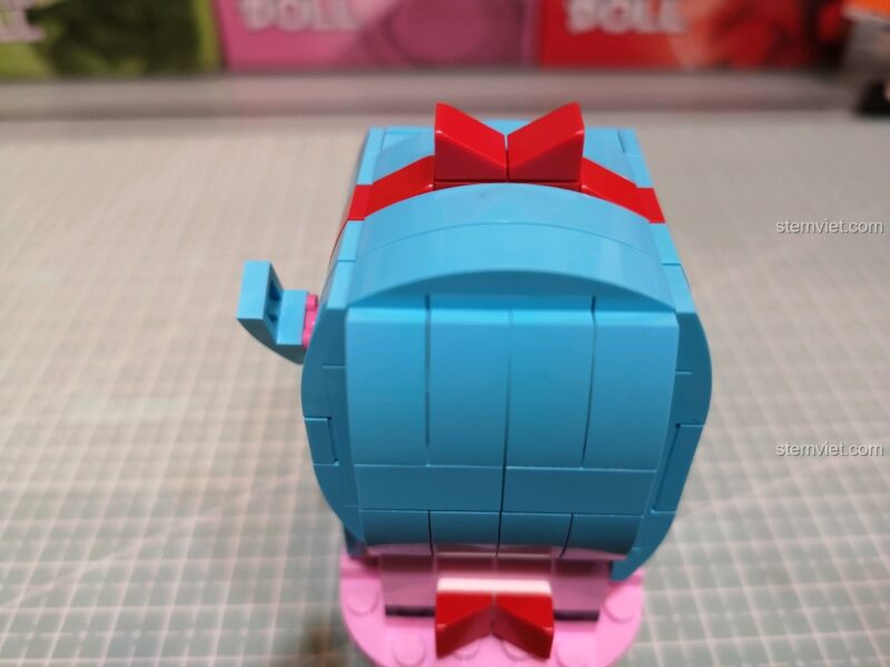 Gắn nơ đỏ trên tóc cho mô hình Bulma.
