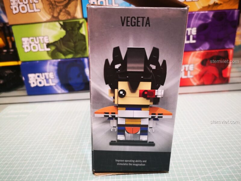 Cạnh hộp bộ xếp hình Decool 6829 Vegeta, thể hiện hình ảnh nhân vật Vegeta từ phía trước.