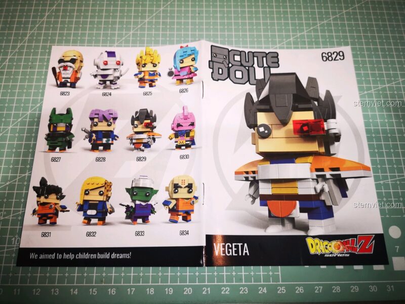 Các hộp đồ chơi lắp ráp nhân vật Dragon Ball Z được xếp chồng lên nhau.