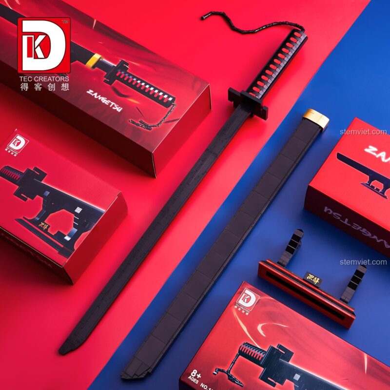 Bộ lắp ghép Thanh kiếm Thiên Tỏa Trảm Nguyệt DK 1501 trưng bày trên bàn gỗ, thể hiện vẻ đẹp tinh xảo của đồ chơi mô hình kiếm Nhật.
