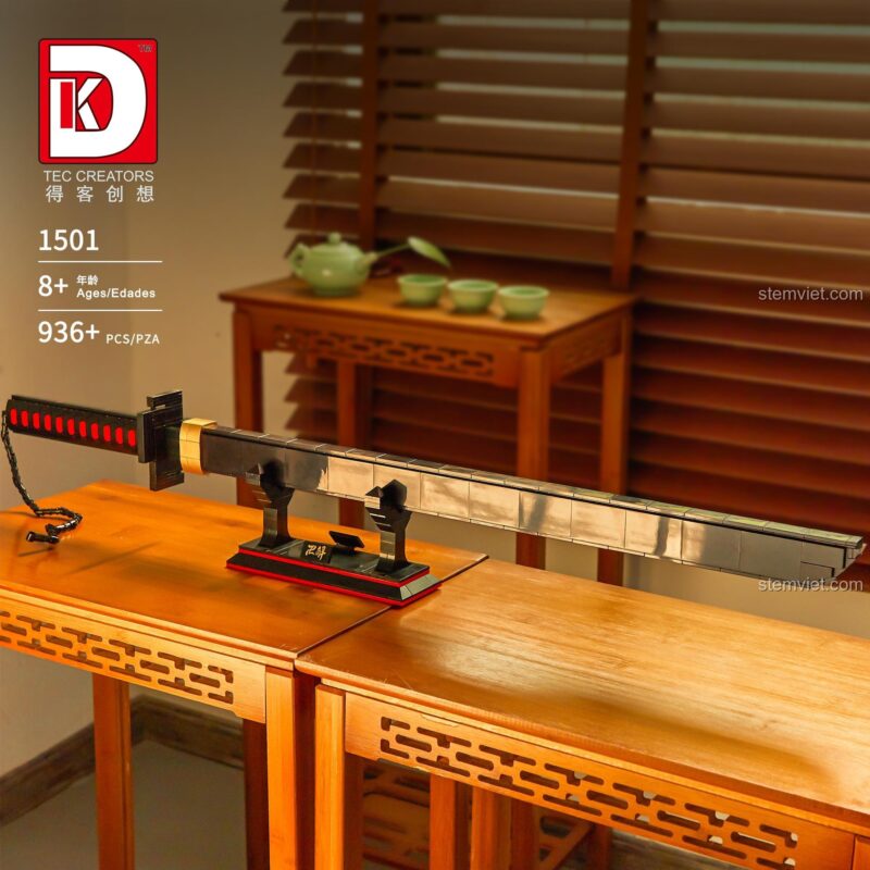 Đồ chơi mô hình Thanh kiếm Thiên Tỏa Trảm Nguyệt DK 1501 đặt trong không gian ấm cúng, phù hợp làm vật trang trí cho bé trai 8 tuổi.