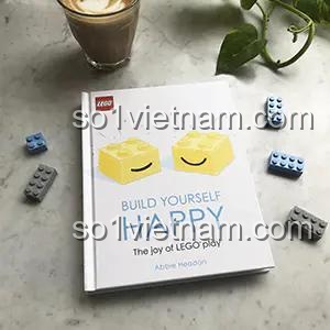 Sách phát triển tư duy với LEGO® DK Build Yourself Happy, ảnh review người dùng chụp cùng cà phê và gạch LEGO®, cho bé 10 tuổi, giá rẻ.