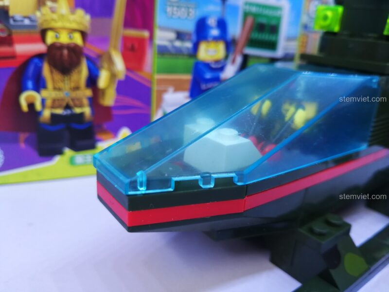 Cận cảnh buồng lái với minifigure phi công bên trong của mô hình 0274.