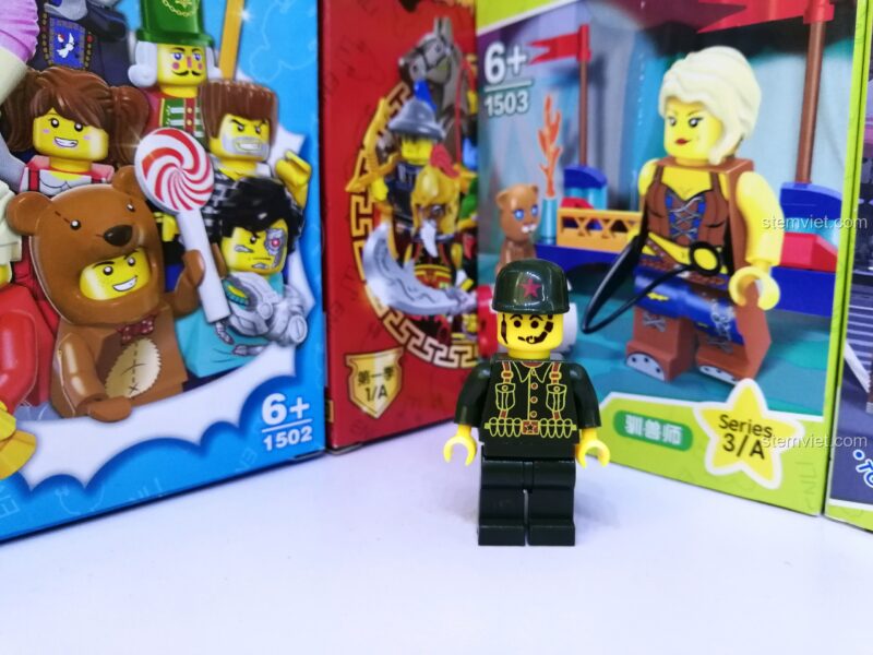 Minifigure phi công quân sự đi kèm trong bộ lắp ráp Enlighten 0274.