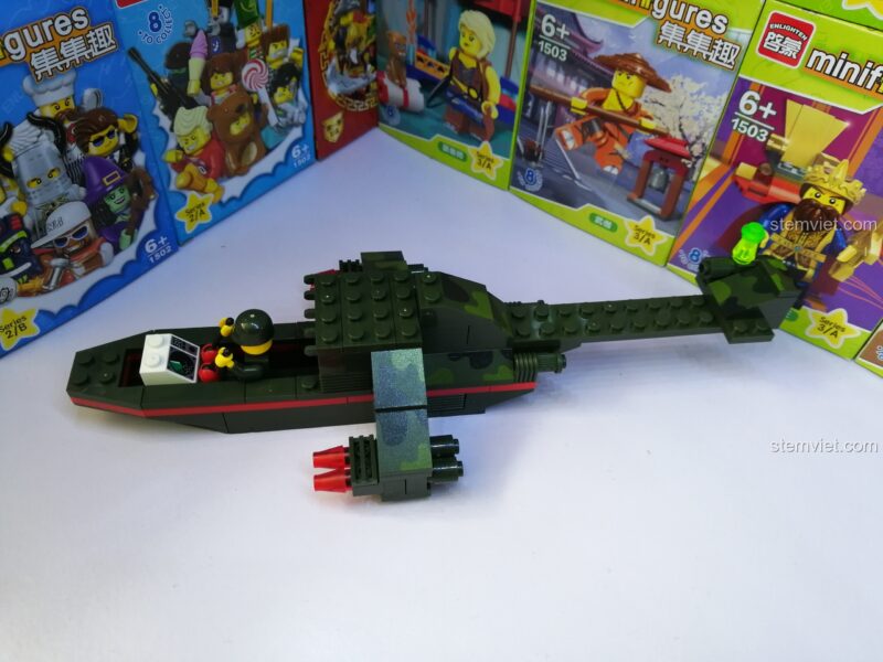 Đặt minifigure phi công vào buồng lái của mô hình Enlighten 0274.