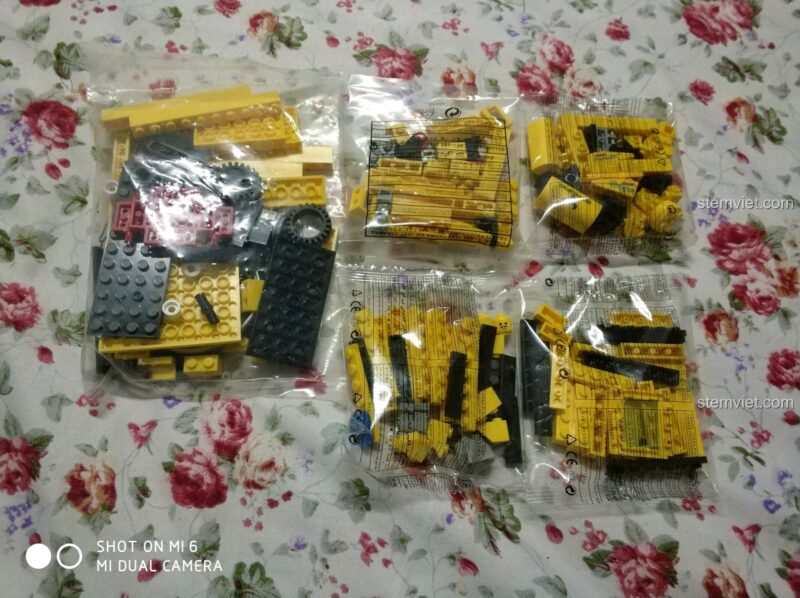 Xe Đua Mini Enlighten 0493, cạnh hộp sản phẩm, thể hiện chi tiết xe nâng và xe đua, đồ chơi lắp ráp cho bé trai 6 tuổi