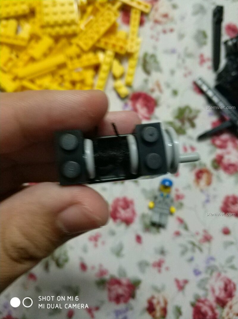 Xe Nâng Hàng Công Nghiệp Enlighten 0493, trang hướng dẫn lắp ráp xe nâng hàng và xe đua mini, chi tiết rõ ràng