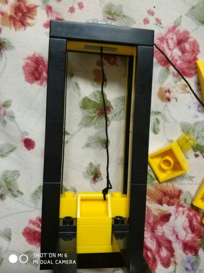 Bộ xếp hình Xe Nâng Hàng Enlighten 0493, càng nâng xe đang được lắp ráp, thể hiện tính năng nâng hạ linh hoạt