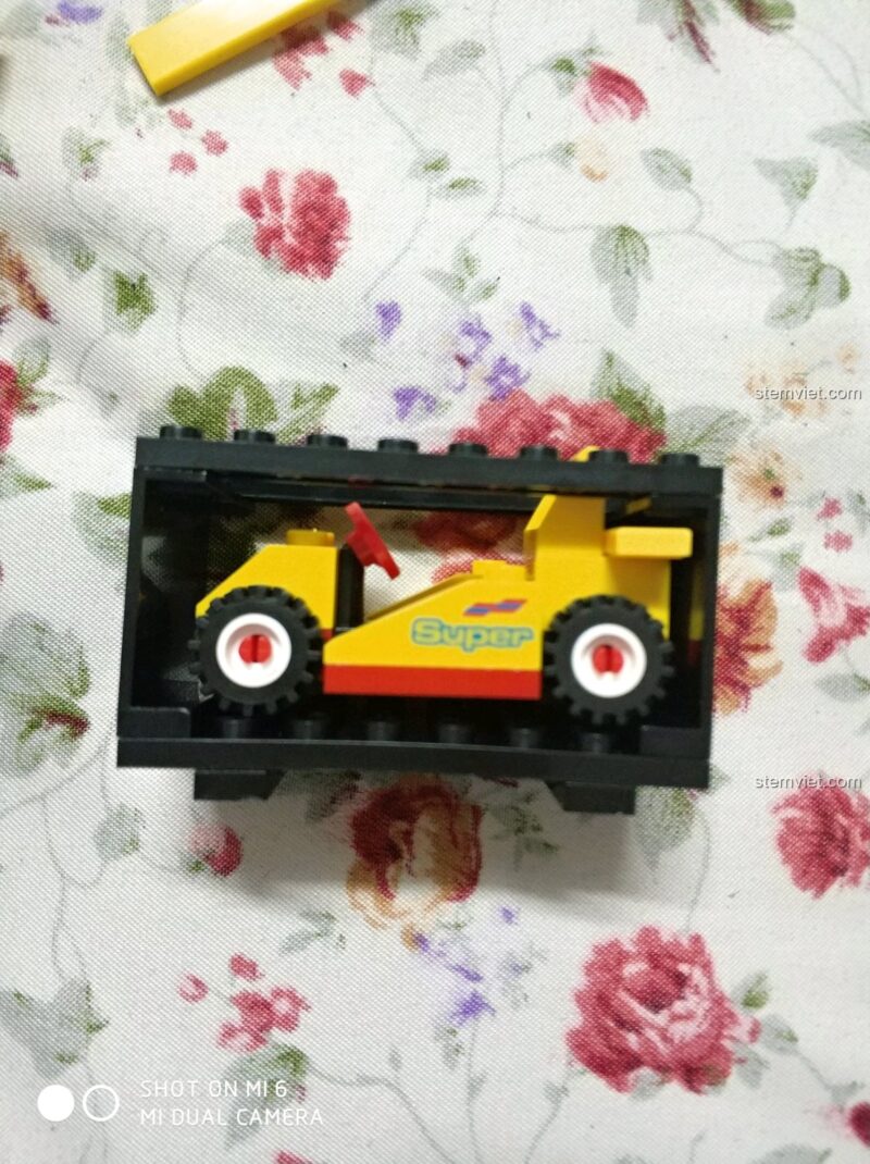 Đồ chơi lắp ghép 0493 Xe Nâng Hàng, mảnh ghép màu đỏ, có thể là phần đế của xe đua hoặc container, chất lượng cao