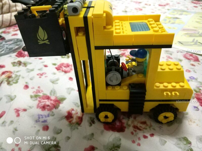 Đồ chơi lắp ráp 0493 Xe Nâng Hàng Chuyên Dụng, xe nâng hàng đang nâng container chứa xe đua mini, tính năng hoạt động thật