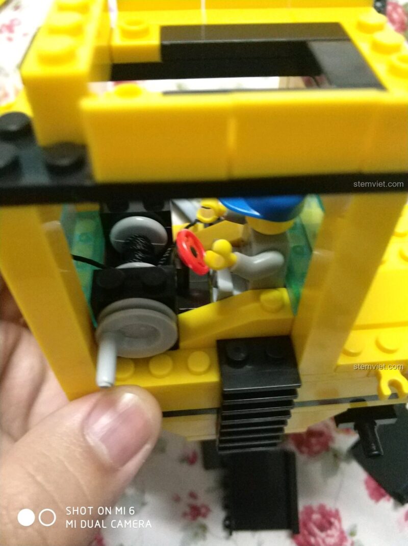 Bộ lắp ghép 493 Xe Nâng Hàng Kèm Xe Đua, mảnh ghép thanh dài màu vàng, chất lượng cao, cho bé trai 6 tuổi
