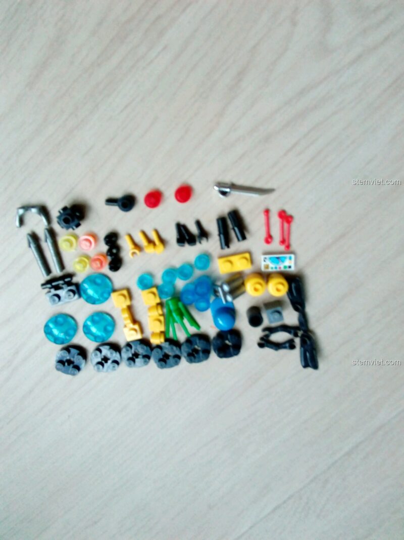 Hai minifigures thợ lặn và người lái tàu ngầm của bộ đồ chơi mô hình QMAN 1215.