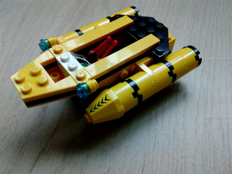 Toàn cảnh bộ đồ chơi Enlighten 1215 sau khi lắp ráp xong, bao gồm tàu ngầm, 2 minifigures, cá heo và rạn san hô.
