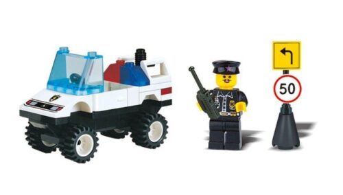Mô hình lắp ghép Xe Cảnh Sát Địa Hình 124 hoàn chỉnh với minifigure cảnh sát và biển báo giao thông, đồ chơi cho bé trai 6 tuổi.