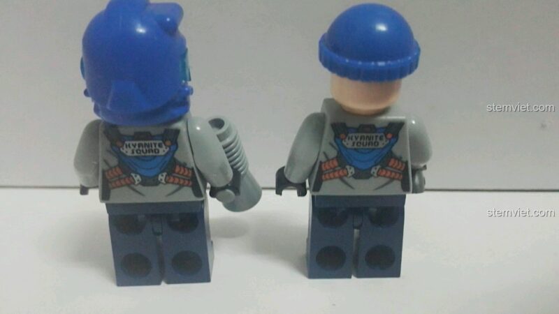 Mặt sau hai minifigure Xiu và Aida của bộ xếp hình Xe Công Trình Khai Thác 2402, đồ chơi mô hình 2402, cho bé trai 6 tuổi, chất lượng cao