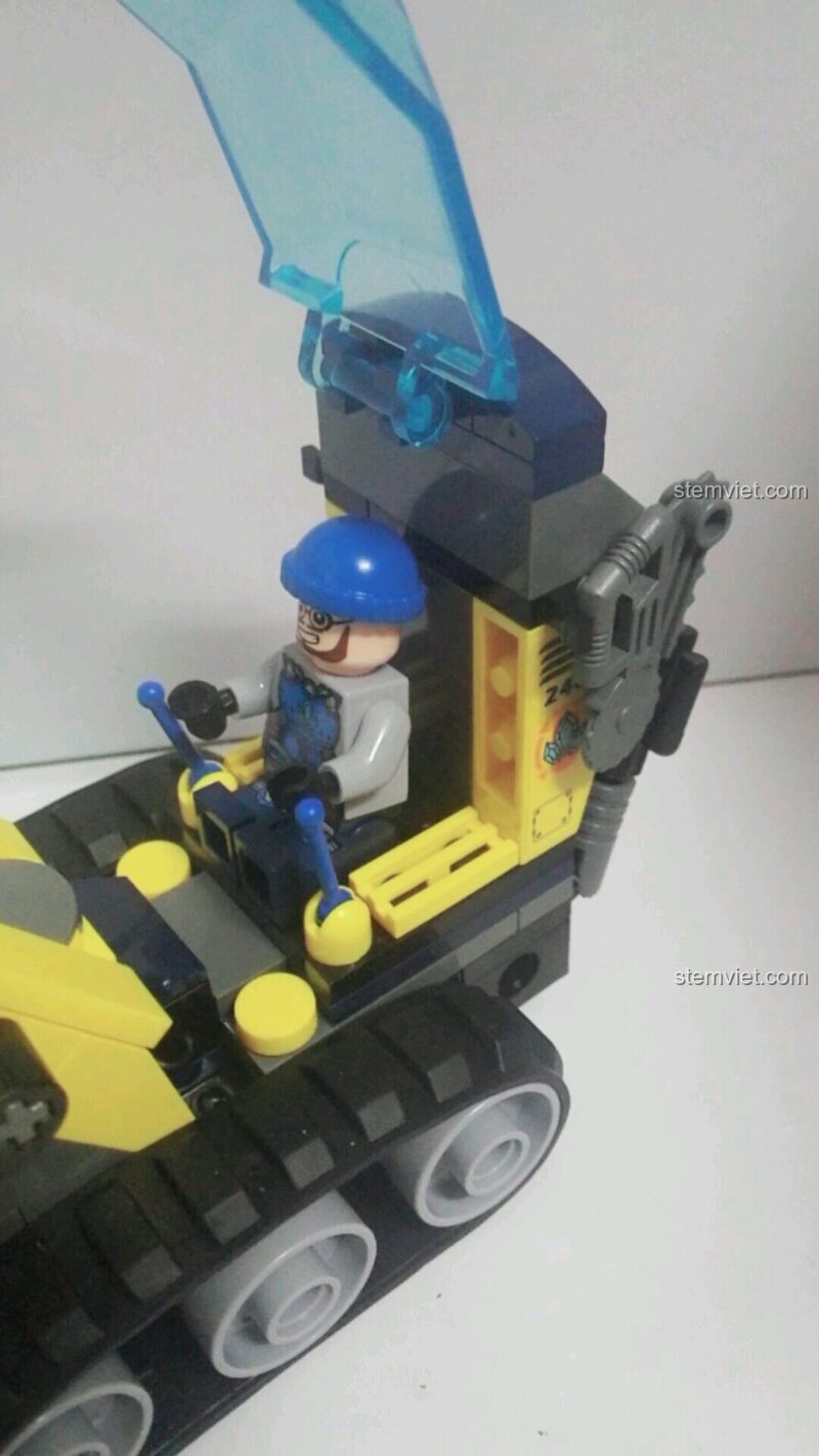 Minifigure Xiu trong buồng lái của Xe Công Trình Khai Thác 2402 nhìn ngang, đồ chơi lắp ráp Xe Khai Thác Đá, cho bé trai 6 tuổi, hàng chính hãng