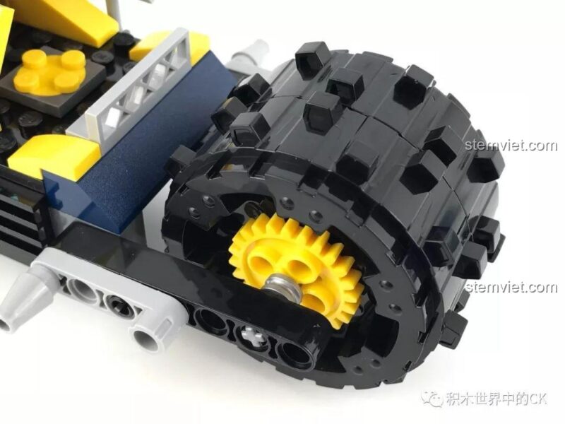 Minifigure ngồi trong buồng lái của bộ lắp ghép Enlighten 2409 Xe Công Trình Khoan, thể hiện khả năng tương tác của mô hình, đồ chơi lắp ráp chất lượng cao.